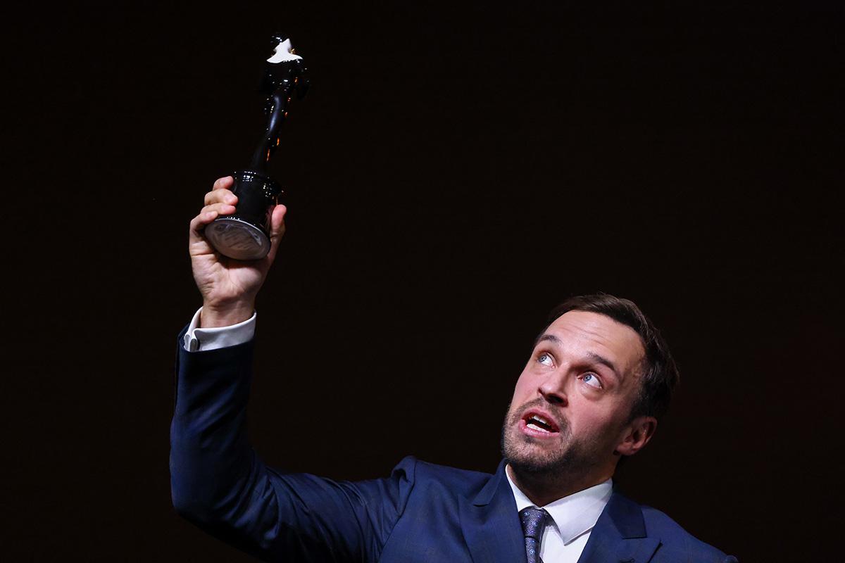 Актер Павел Попов, получивший награду в номинации «Лучшая мужская роль» (Роль Льва Ландау в спектакле «Солнце Ландау», театр им. Вахтангова)