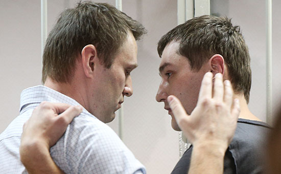 Алексей и Олег Навальные (слева направо) после оглашения приговора в Замоскворецком суде, 30 декабря 2014 года.