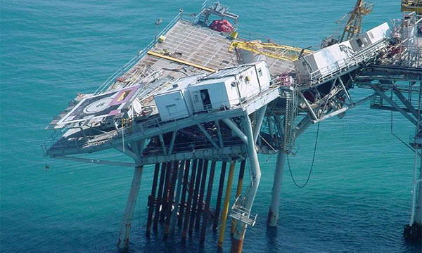 Нефтяная платформа после стихии