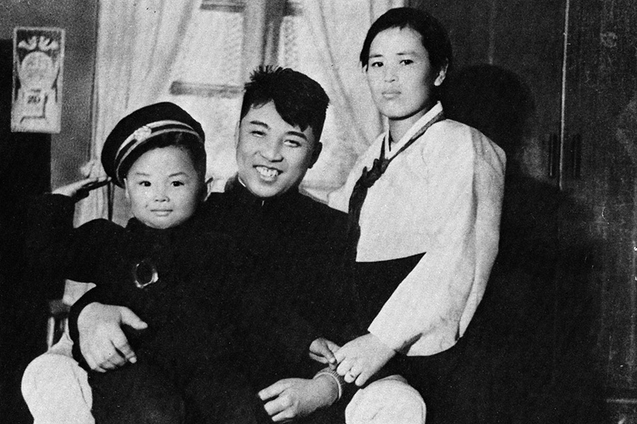 Мать Ким Чен&nbsp;Ира, жена Ким Ир Сена, бабушка Ким Чен Ына.

О Ким Чен Сук стало известно только&nbsp;спустя&nbsp;несколько лет после&nbsp;ее смерти. В 1972 году ей было посмертно присвоено звание Героя КНДР, а&nbsp;затем и&nbsp;титулы &laquo;героини антияпонской войны&raquo; и&nbsp;&laquo;великой матери революции&raquo;. Кроме того, если&nbsp;в&nbsp;КНДР говорят о&nbsp;&laquo;трех полководцах&raquo;, то&nbsp;все знают, что&nbsp;речь идет о&nbsp;Ким Ир Сене, Ким Чен Ире и&nbsp;Ким Чен&nbsp;Сук.
