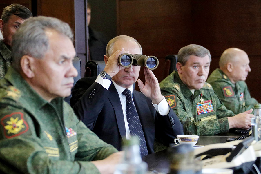 18 сентября один из шести задействованных в учениях полигонов посетил президент Владимир Путин.
