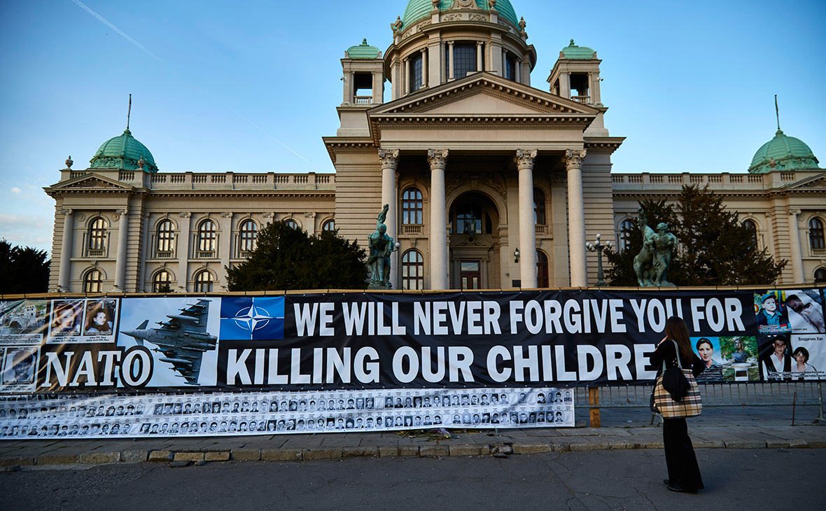 Баннер с надписью &laquo;НАТО. Мы никогда не простим вам убийство наших детей&raquo; возле здания правительства Сербии. 13 апреля 2017 года