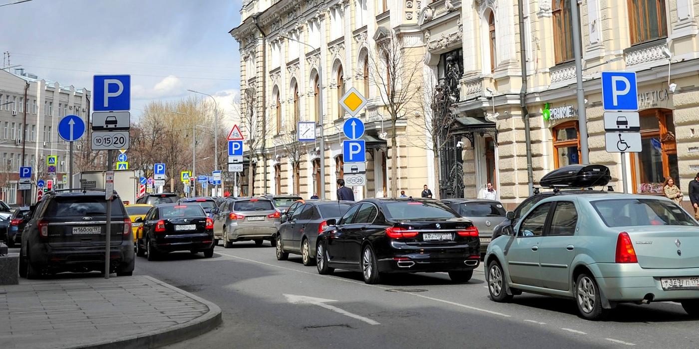 Названы самые загруженные парковки в центре Москвы