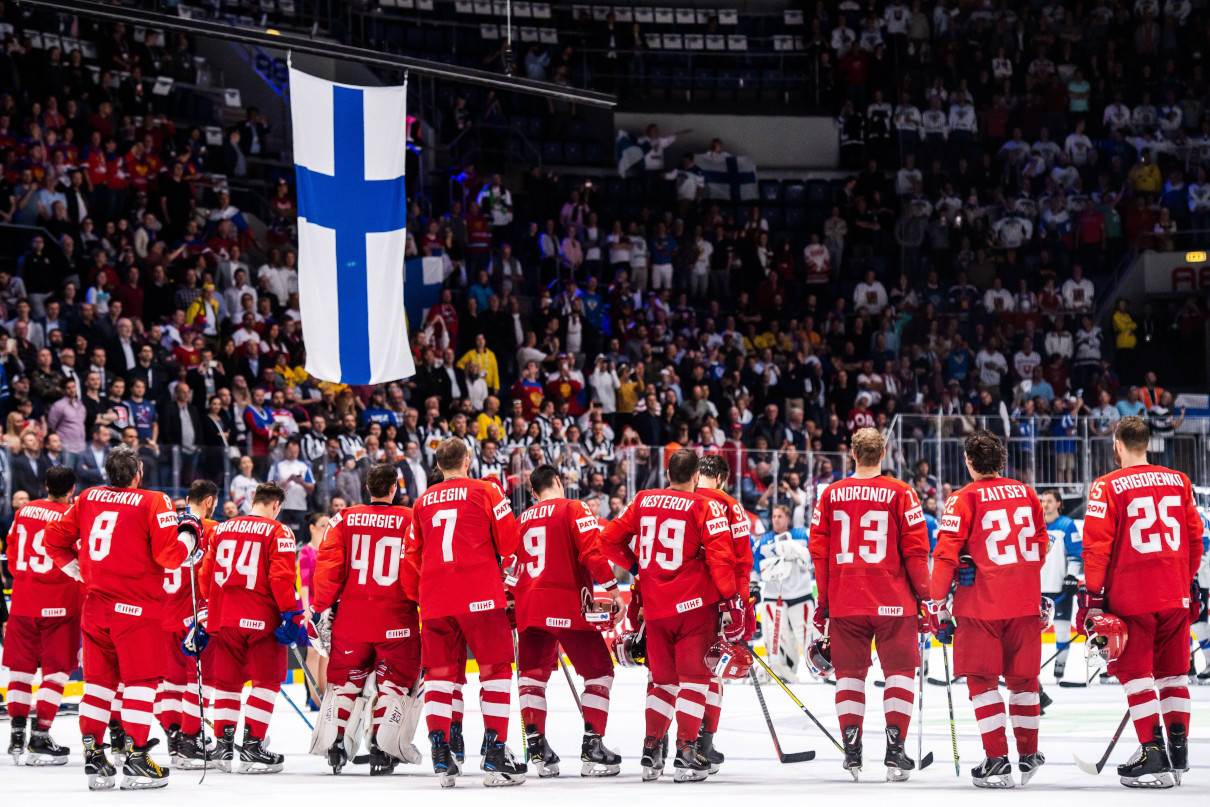 После матча хоккеисты сборной России вынуждены были поздравить соперника с выходом в финал чемпионата мира

