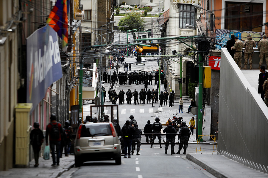 Силы полиции пытаются остановить волну демонстраций сторонников Моралеса в столице страны Ла-Пасе. Они блокируют улицы, по которым идут протестующие