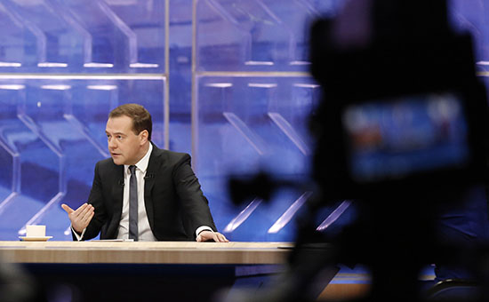 Премьер-министр России Дмитрий Медведев во время интервью журналистам пяти российских телеканалов