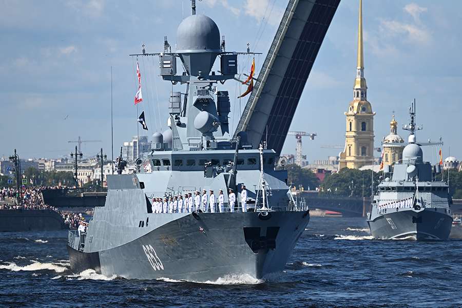 Малый ракетный корабль &laquo;Углич&raquo; на параде в честь дня ВМФ в Петербурге.