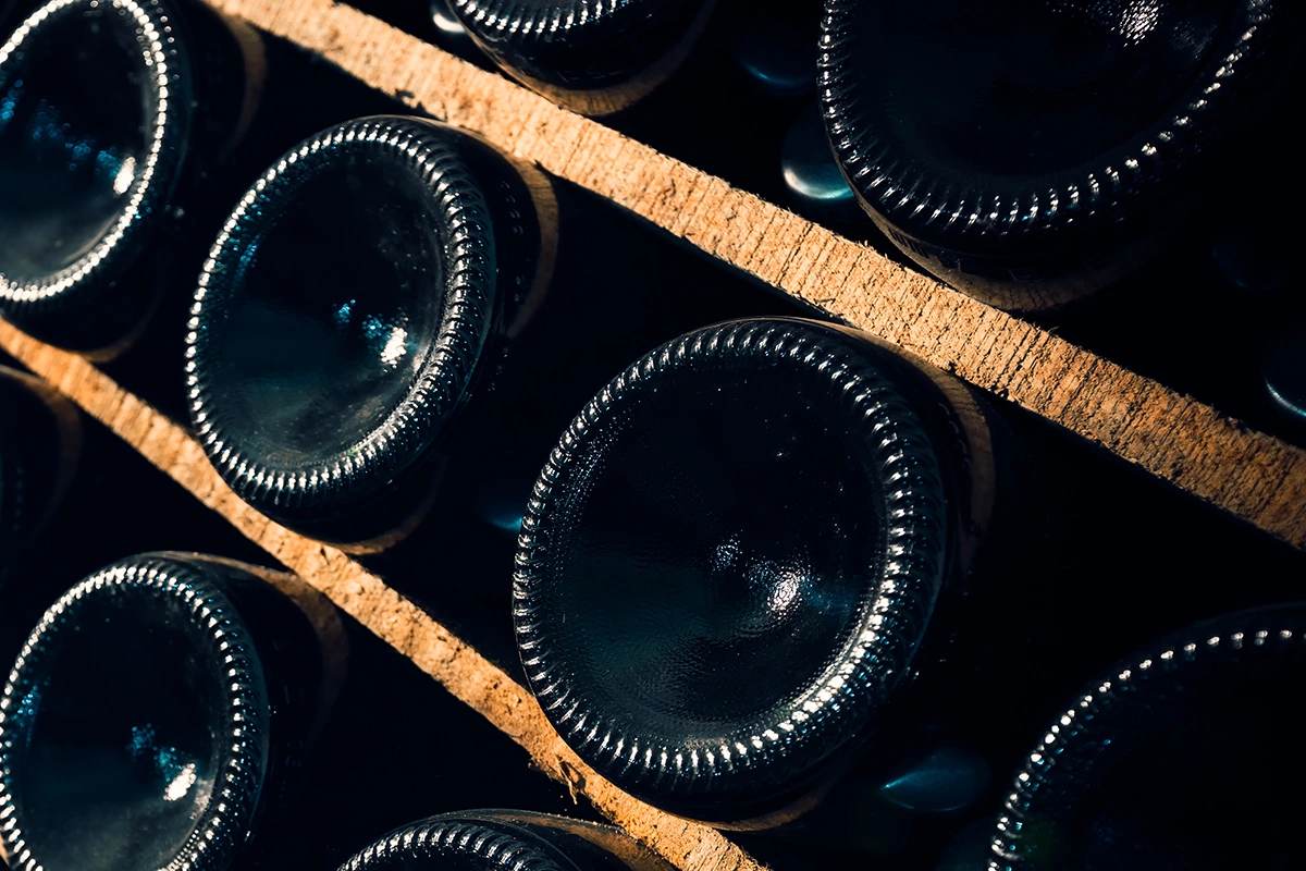 Наилучшую сохранность шампанского обеспечит погреб с регулируемым температурным режимом или винный шкаф