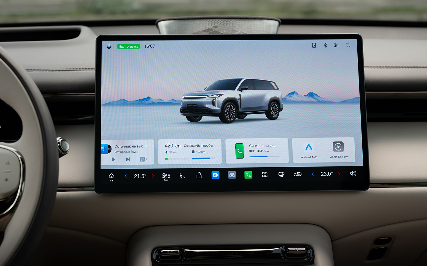 В нижней части центрального дисплея модели&nbsp;GAC S7 размещены наиболее востребованные климатические кнопки, выше &mdash; виджеты&nbsp;вспомогательных меню. Функционал интуитивно понятен, но отыскать нужные функции сходу удается не всегда