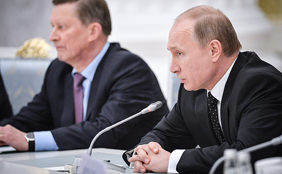 Руководитель администрации президента РФ Сергей Иванов и президент России Владимир Путин (слева направо) на встрече с представителями крупного бизнеса в Кремле.