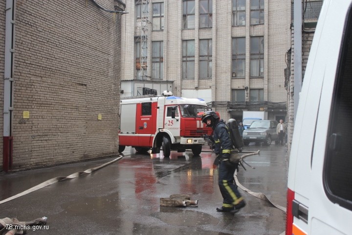 Более сотни пожарных тушат пылающий бизнес-центр в Петербурге. Фото