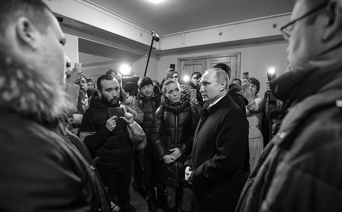Владимир Путин (справа) во время встречи с жителями города и родственниками пропавших без вести в ТЦ &laquo;Зимняя вишня&raquo;
