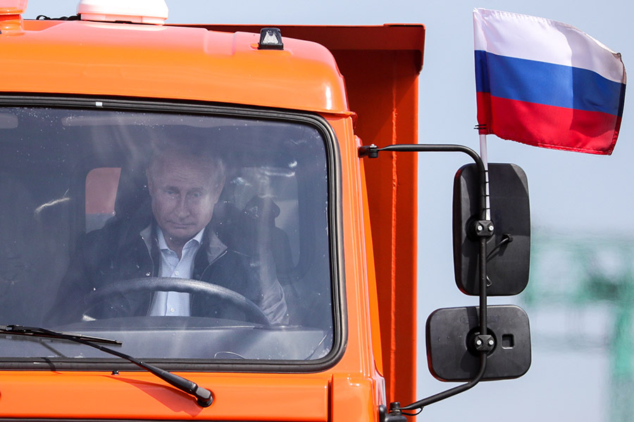 Путин пообщался с рабочими, затем сел за руль &laquo;КамАЗа&raquo; и возглавил колонну строительной техники, едущей в Керчь