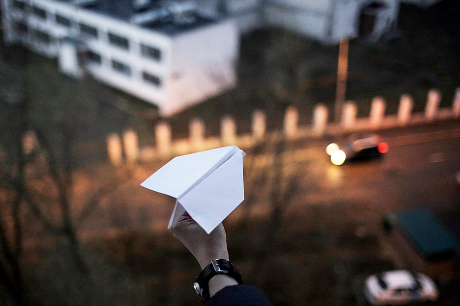 22 апреля в 19:00 россияне в знак протеста против блокировки Telegram запустили бумажные самолетики. К участию в акции призывал основатель мессенджера Павел Дуров

