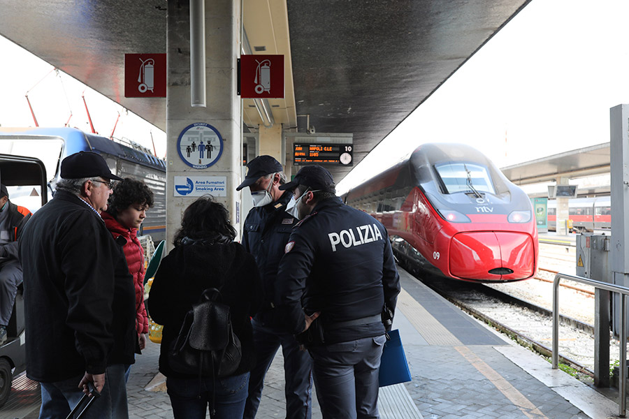 Полиция проверяет, не нарушают&nbsp;ли режим карантина пассажиры на железнодорожном вокзале Санта-Лючия в Венеции​
