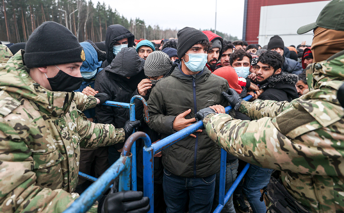 Польша и Литва заявили о новой тактике мигрантов при пересечении границы —  РБК