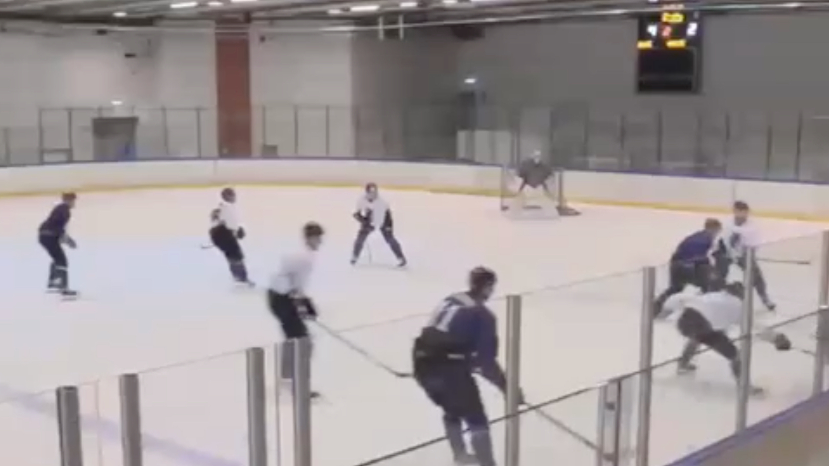 Хоккеисты «Сочи» устроили драку во время матча на предсезонном сборе