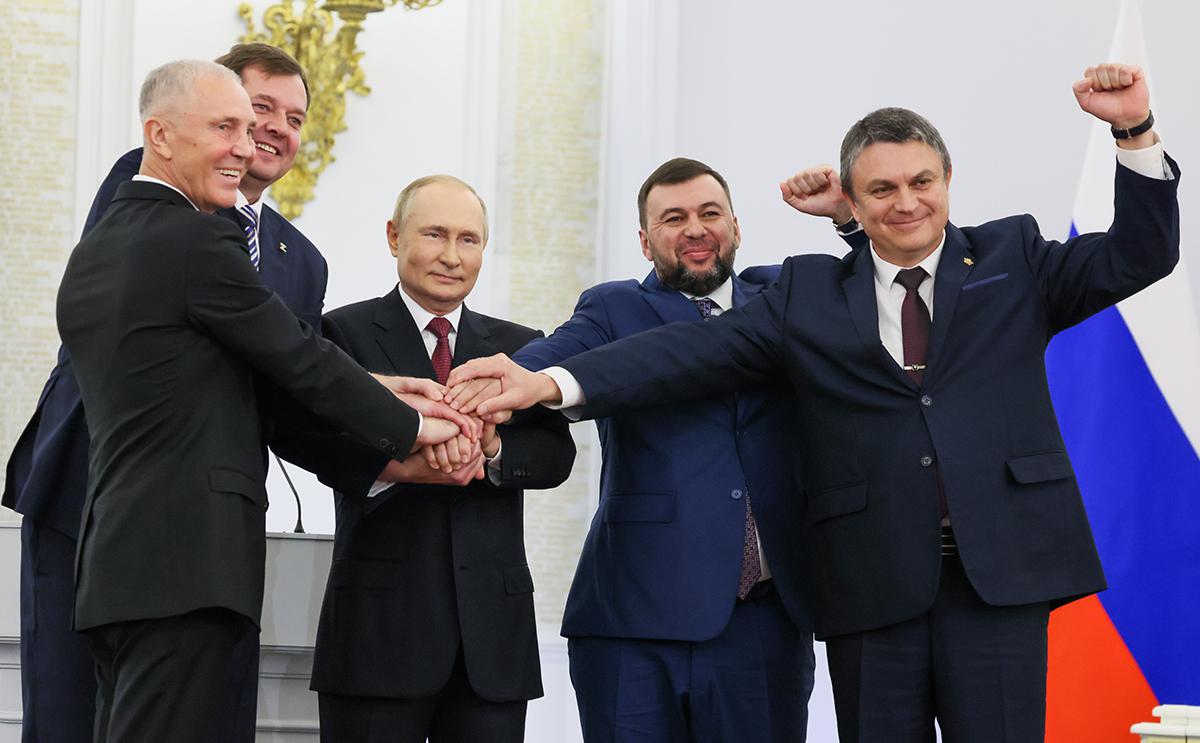 Владимир Сальдо, Евгений Балицкий, Владимир Путин,&nbsp;Денис Пушилин и Леонид Пасечник (слева направо)