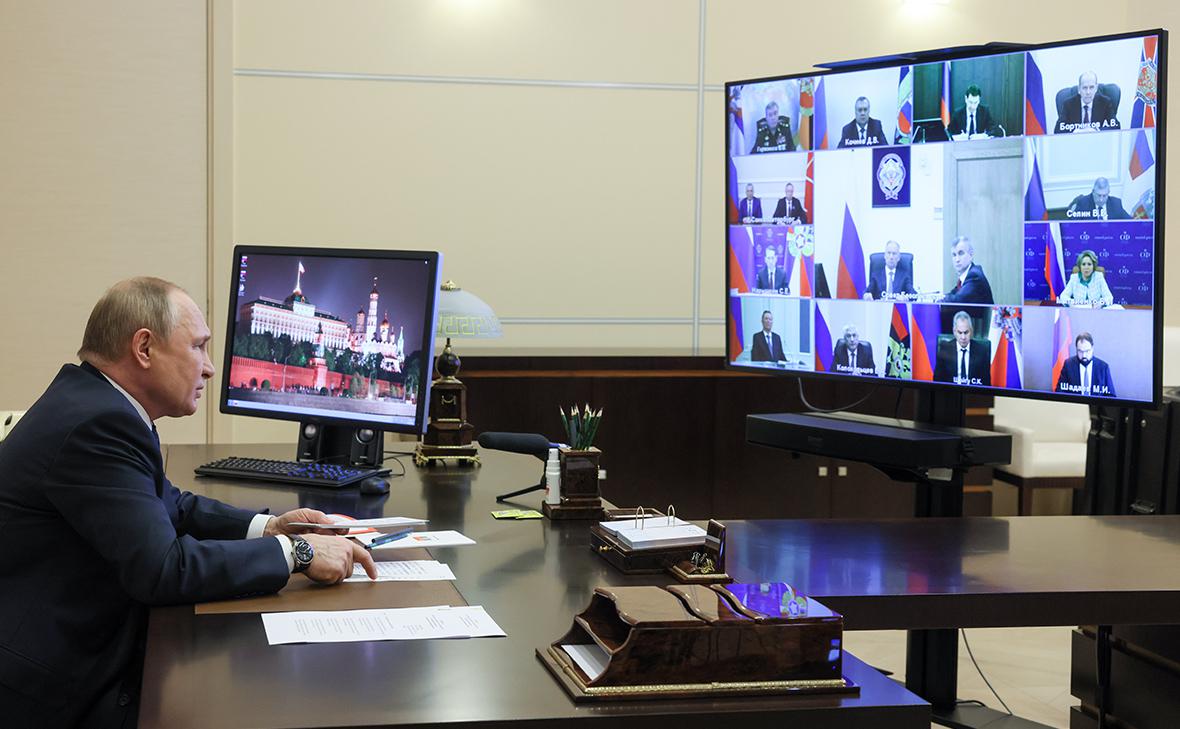 Владимир Путин во время заседания Совета Безопасности в режиме видеоконференции