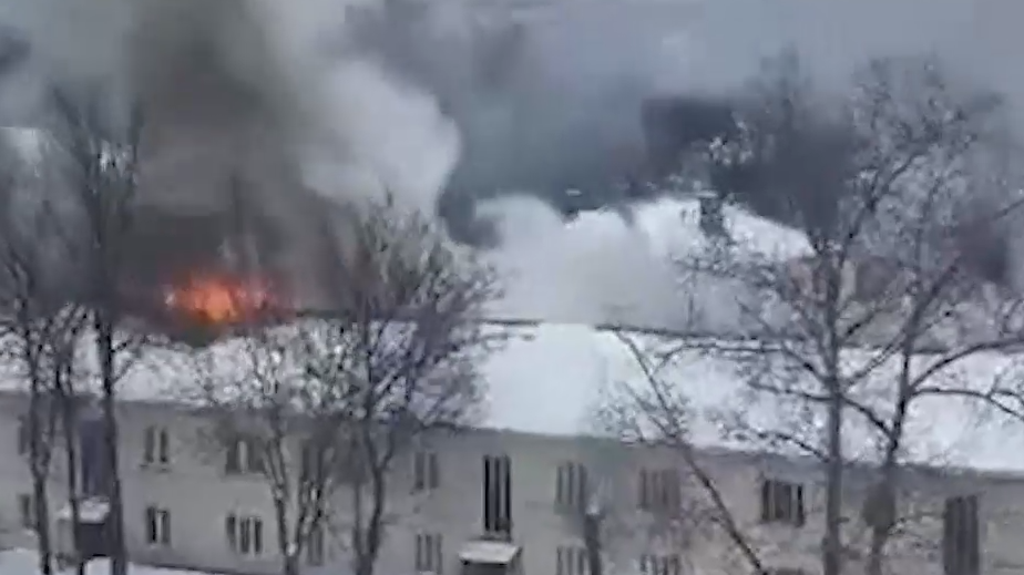 В Подмосковье загорелась крыша двухэтажного дома