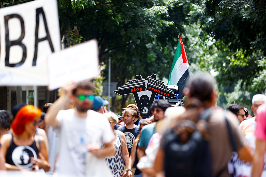 
                    Почему в Южной Европе вспыхнули протесты против туристов
                4