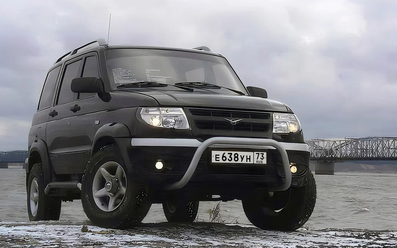 2001 гг. Уникальный переходный экземпляр. Почти готовый Patriot, но с именем &laquo;Симбир&raquo;. Строки характеристик наклеены по стеклу для показа на выставке. В салоне бизнес-обстановка и откидной столик