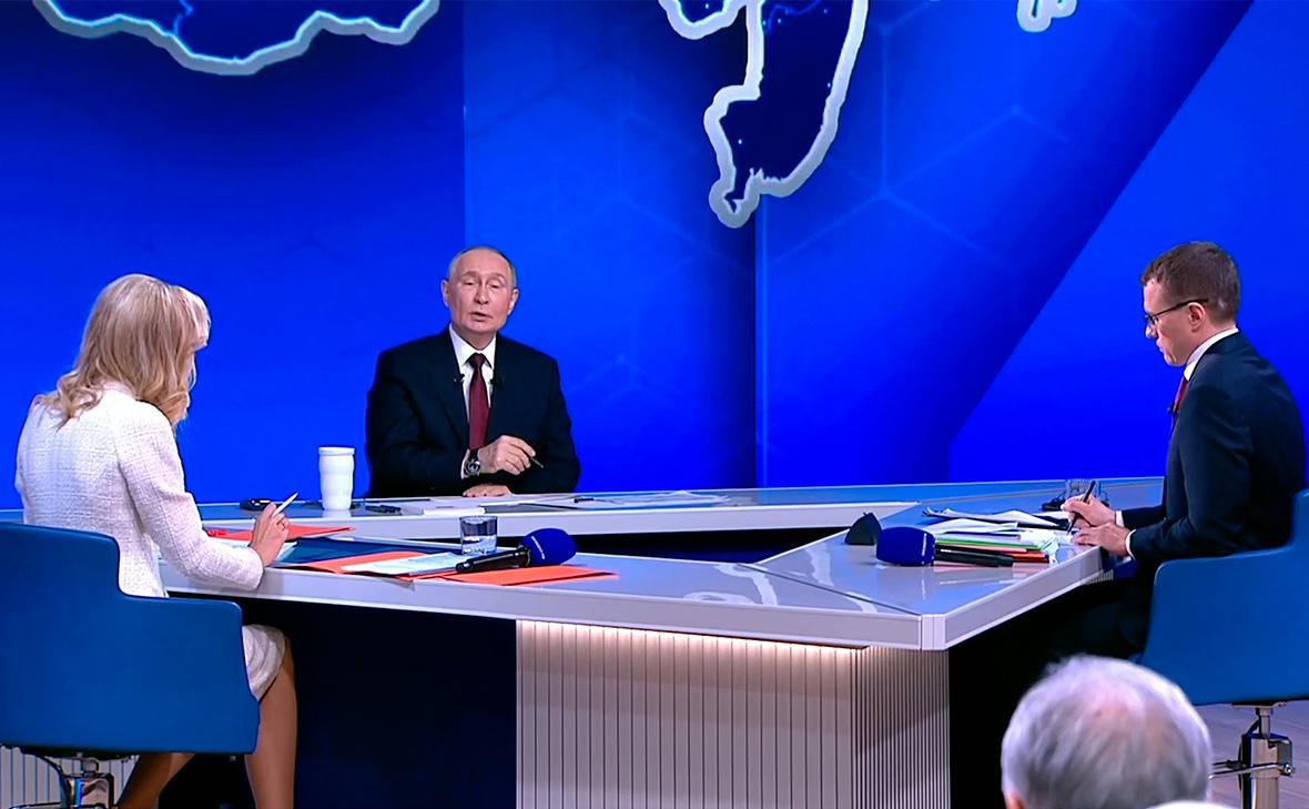 Фото: Трансляция прямой линии президента России Владимира Путина