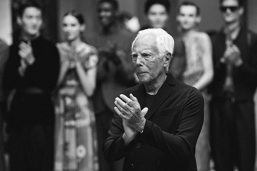 Армани родился в 1934 в Италии. Поступил на медицинский факультет, но&nbsp;решил отказаться от профессии врача и начал работать на модельера Нино Черрути, который был главой семейного модного дома Cerutti. Черрути стал для Армани наставником. Он также был одним из первых модельеров, который стал активно сотрудничать с производителями кино, предоставляя одежду для актеров в кадре. В 1975 году Армани вместе с близким другом и бизнес-партнером Серджо Галеотти открыл в Милане Дом моды Giorgio Armani.

Успех пришел к Армани, когда в 1980 году в прокат вышел фильм &laquo;Американский жиголо&raquo;, над костюмами героев которого работал дизайнер. Всего за время карьеры Армани &laquo;одел&raquo; героев более сотни фильмов. Он&nbsp;же сыграл главную роль в формировании традиции показывать наряды на красной дорожке&nbsp;&mdash; одежду от его модного дома на протяжении многих лет носят знаменитые актеры, включая Мишель Пфайффер, Джулию Робертс и Роберта де Ниро. Армани также неоднократно разрабатывал наряды для спортивных команд. Также под именем модельера функционируют несколько кафе, ресторанов и отелей, выпускаются автомобили, мебель, парфюмы и ювелирные украшения.

Армани значительно изменил представления о гендерном разделении предметов гардероба, фасонов и тканей. &laquo;Я был первым, кто смягчил образ мужчины и сделал более строгим образ женщины. Я одевал мужчин в женские ткани и брал у мужчин то, что хотели женщины,&nbsp;&mdash; костюм&raquo;,&nbsp;&mdash; писал о себе Армани. До конца жизни модельер оставался и креативным директором, и CEO, и единственным владельцем бренда.

Армани скончался 4 сентября на 92-м году жизни. На момент смерти он занимал 234-е место в списке самых богатых людей Forbes.

Читать больше