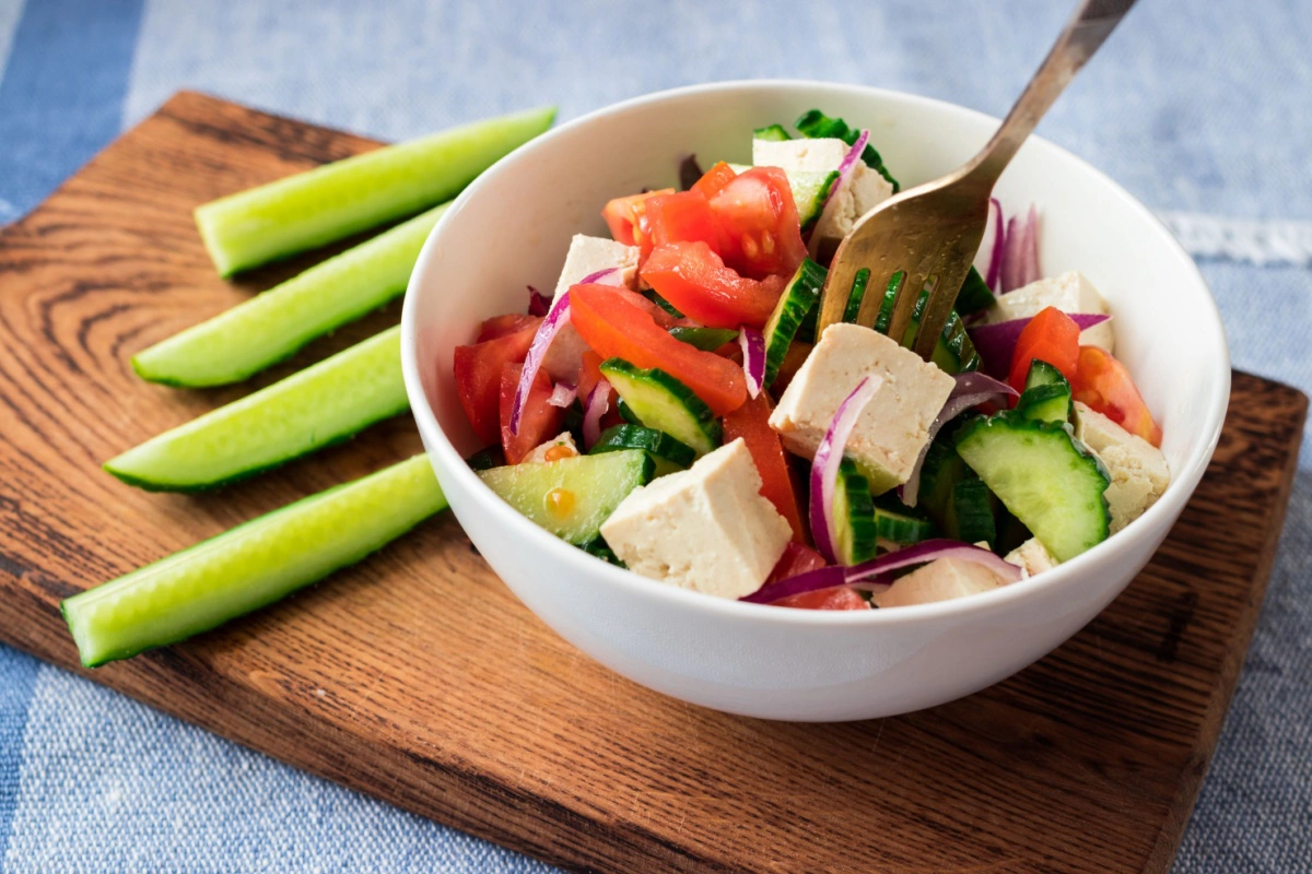 В глубокой миске смешайте тофу, овощи и маслины