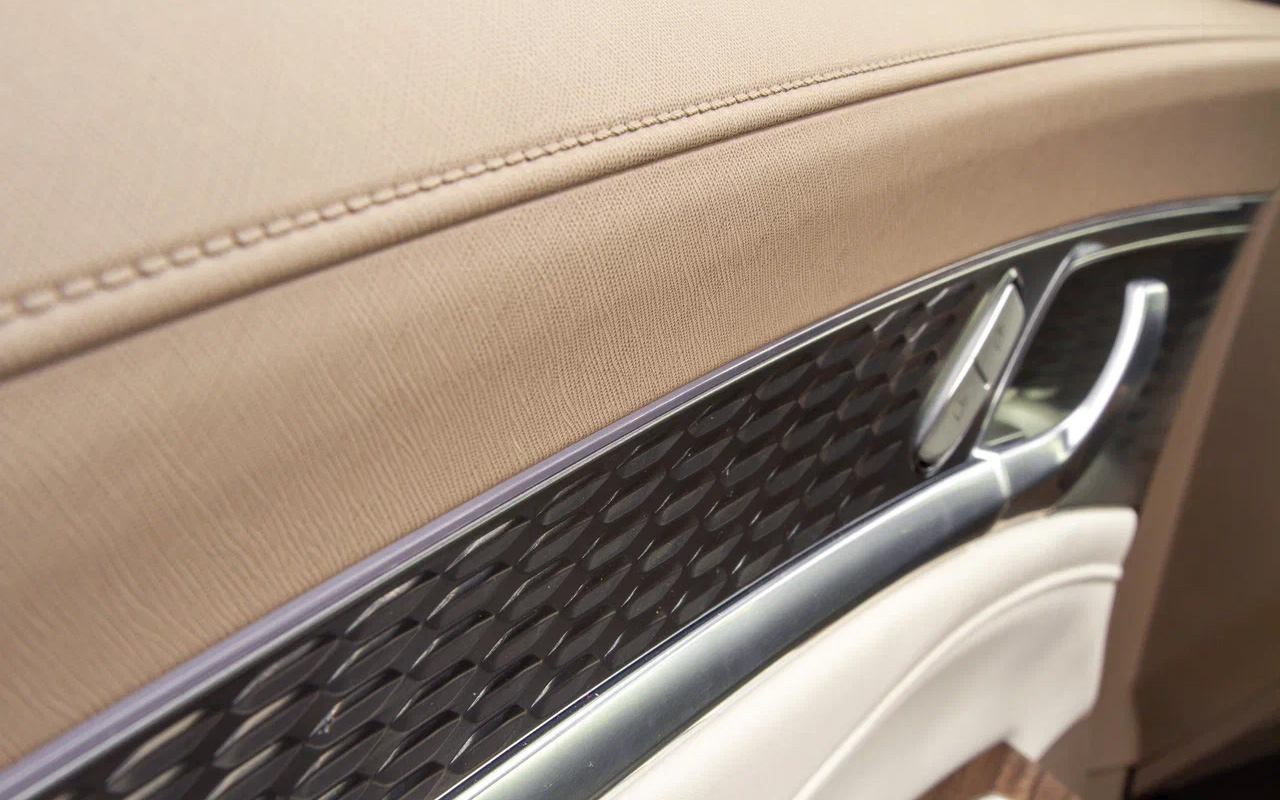 На тему воспринимаемого качества: открываем дверь и сразу видим мягкую отделку с ровными шовчиками