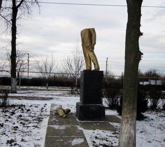 "Война памятников": вандалы атакуют советские монументы по всей Украине