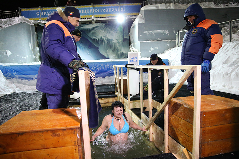 Южно-Сахалинск. Женщина во время крещенских купаний





