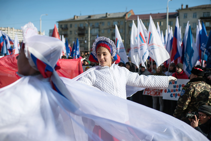 Участники представления во время митинга в честь третьей годовщины воссоединения Крыма с Россией в Омске