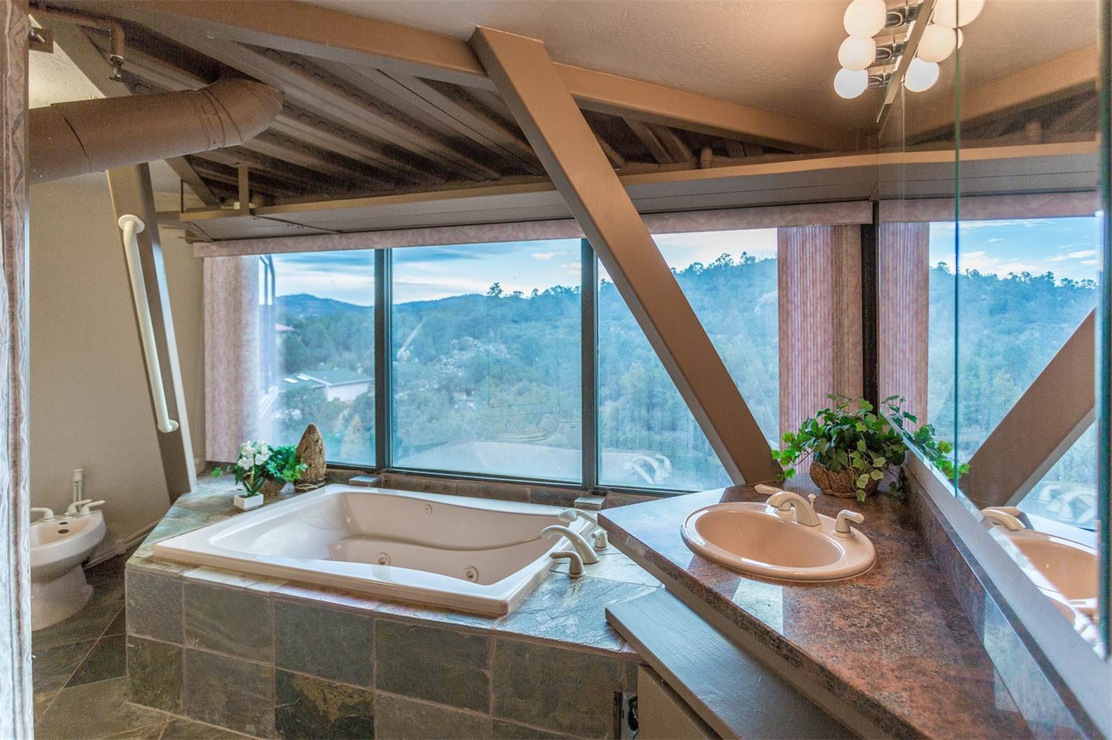 В ванных тоже&nbsp;установлены широкие окна с&nbsp;видом на&nbsp;горы
