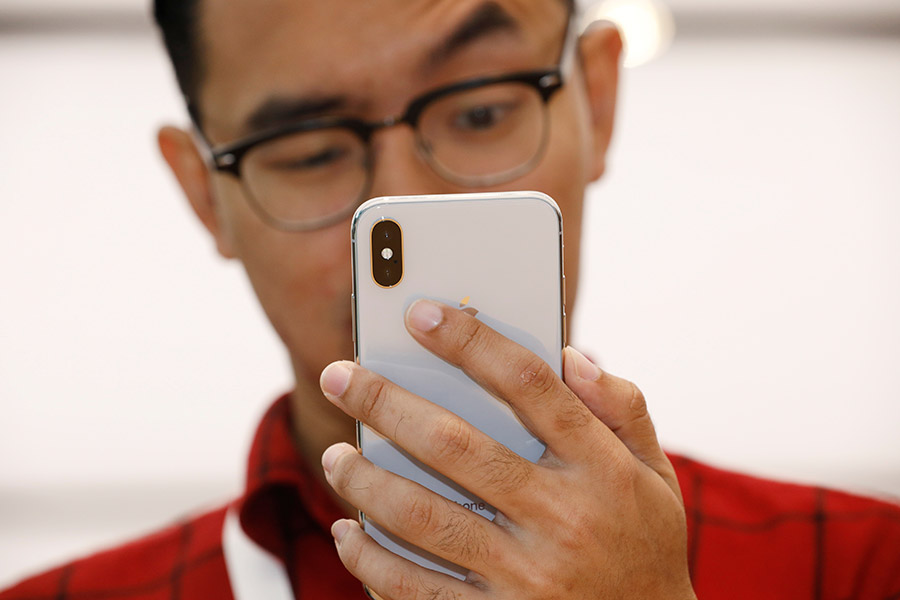 Покупатель юбилейного iPhone X в Сингапуре тестирует функцию Animoji &mdash; анимированных смайлов, которые считывают и воспроизводят&nbsp;эмоции и мимику владельца смартфона