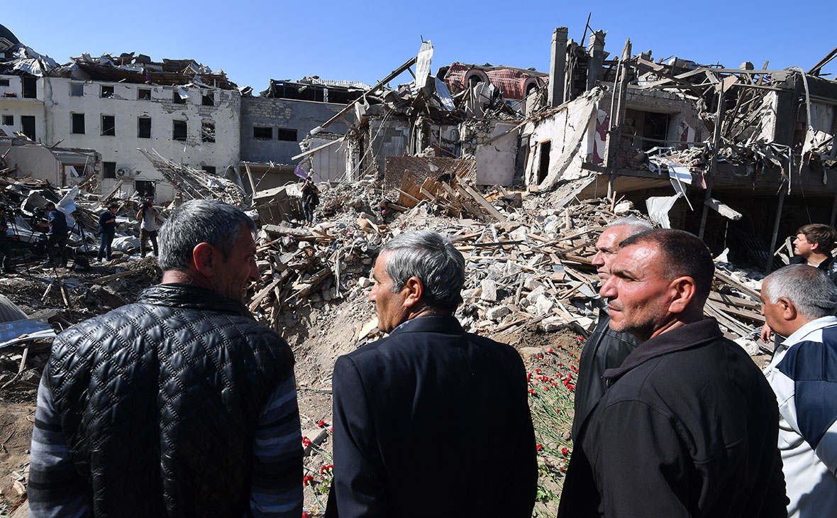 Местные жители в жилом районе города, разрушенном в результате ракетного обстрела 11 октября,&nbsp;Гянджа, Азербайджан.