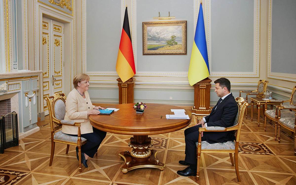 В Киеве связали орден Меркель с поддержкой санкций против Москвы