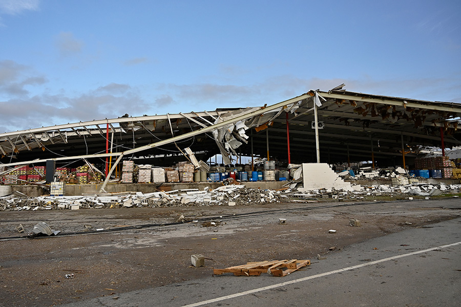 Торговый павильон в Мэйфилде, штат Кентукки, пострадавший от стихии