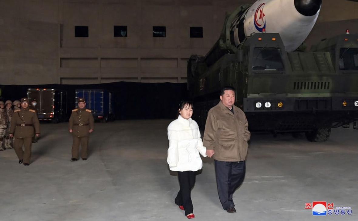 Власти Северной Кореи показали новое фото Ким Чен Ына с дочерью"/>













