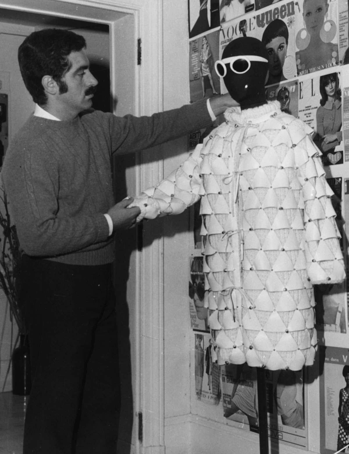 <p>Французский модельер, родившийся в Испании,&nbsp;Пако Рабан&nbsp;осматривает одно из своих творений на манекене, 1968 год</p>