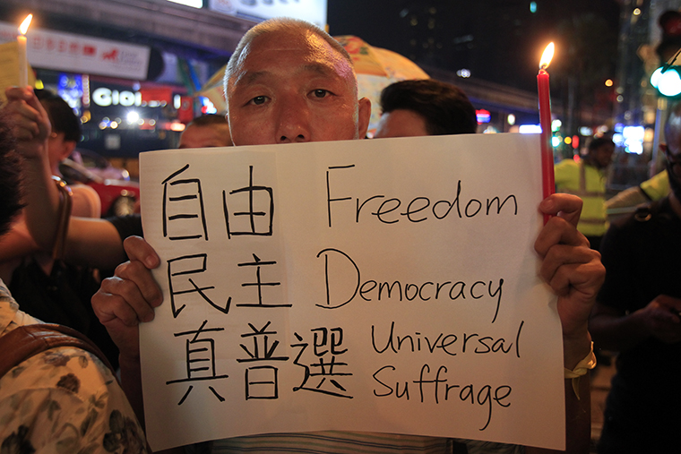 Участник митинга в поддержку гонконгских протестов в Куала-Лумпуре (Малайзия).