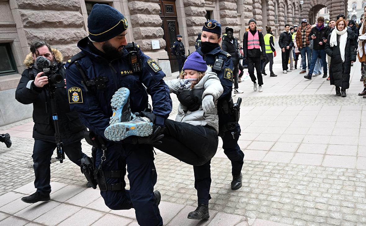 Задержание Греты Тунберг&nbsp;у здания парламента Швеции