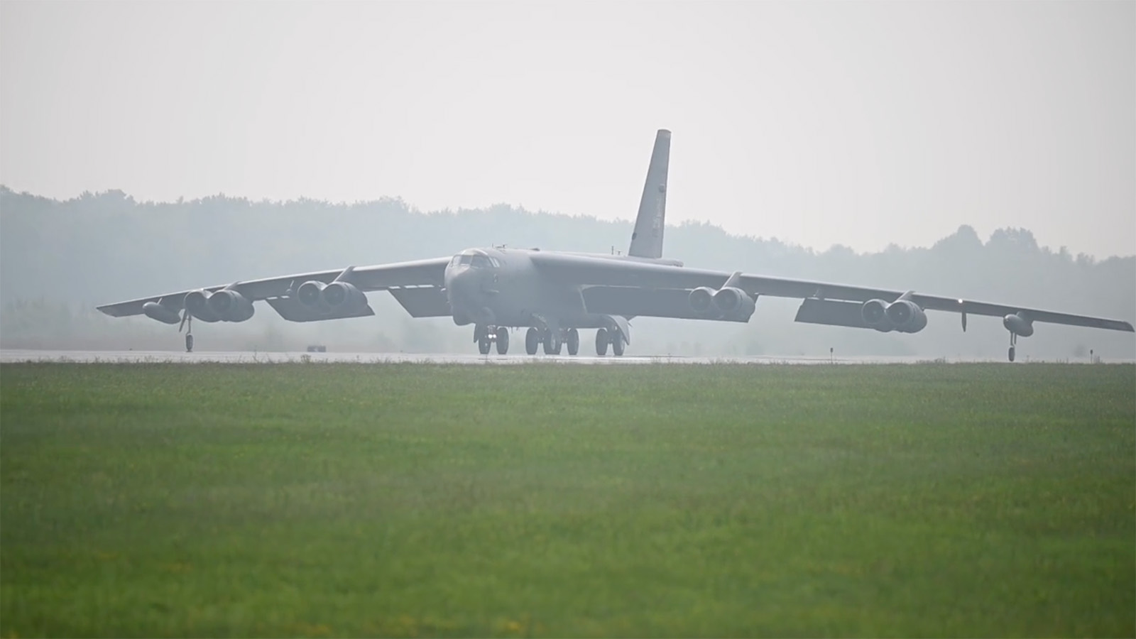 <p>Бомбардировщик B-52, установленный в Griffiss Business and Technology Park</p>