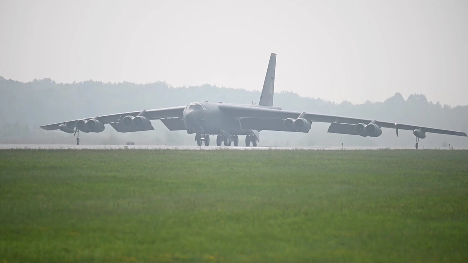 Бомбардировщик B-52, установленный в Griffiss Business and Technology Park