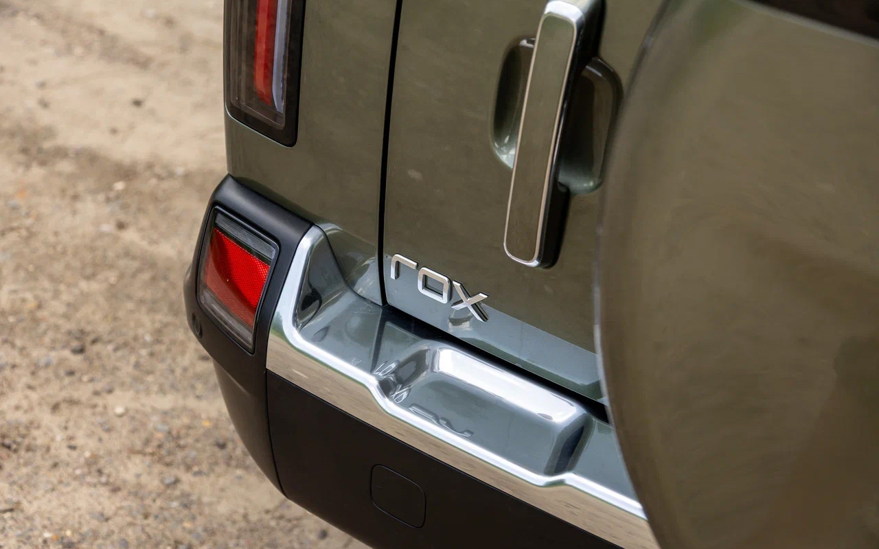 Дверца багажника у Rox 01 открывается в правую сторону, как у оригинального&nbsp;Defender. Кстати, только она получила доводчик