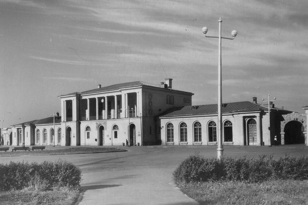 Здание вокзала города Пушкин (ныне станция &laquo;Царское село&raquo;).&nbsp;Фото не позднее 1954 года
&nbsp;