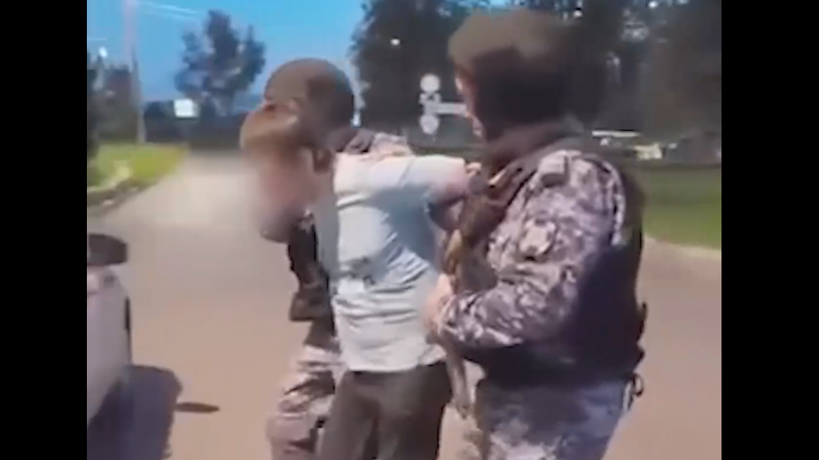 Росгвардейцы задержали мужчину в Коломне, угрожавшего прохожим ножом