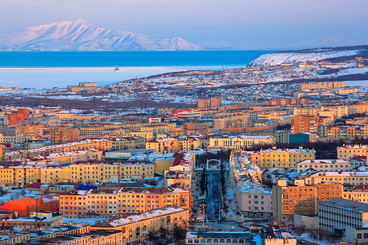 По прямой от Москвы до Магадана около 6 тыс. км, а перелет из столицы России займет чуть более семи часов