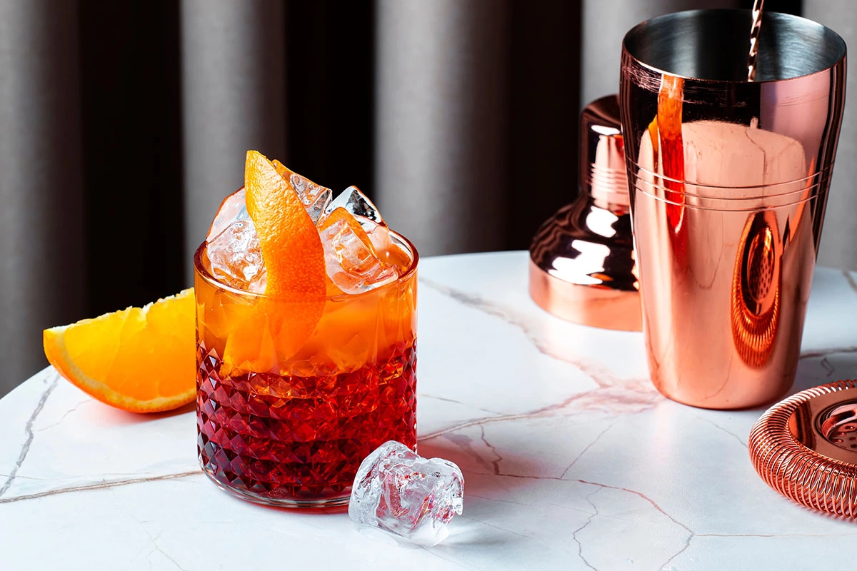 Negroni Sbagliato — это один из лучших примеров того, как просекко смягчает тяжесть классического Negroni, но не разрушает его яркий характер