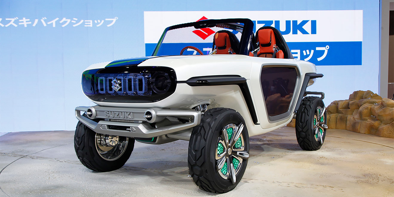 Концепт внедорожника будущего от Suzuki сохранил рамную конструкцию. А на большом дисплее спереди нарисованы старомодные круглые фары и решетка радиатора с характерными вертикальными прорезями. Двери сделаны прозрачными, а в каждом колесе у машины &mdash; по одному электромотору. Suzuki e-Survivor намекает на новое поколение внедорожника Jimny, который тоже будет рамным, хотя и вряд&nbsp;ли получит такую футуристическую внешность.
